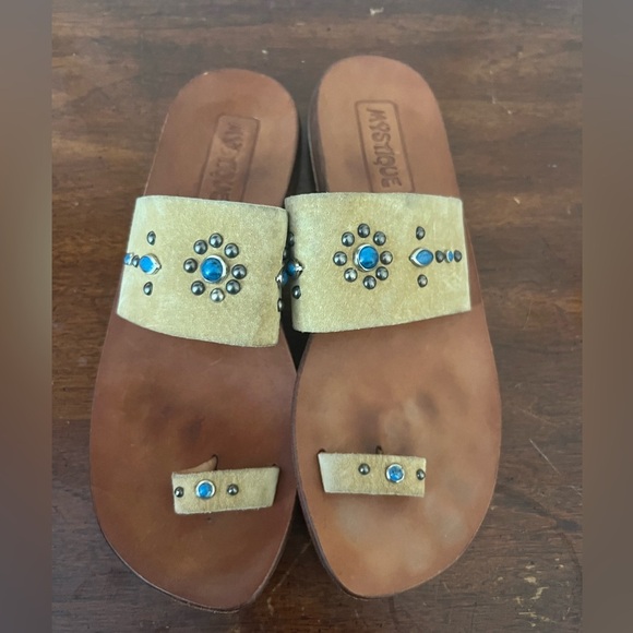 Mystique leather Tan Sandals with Blue Gem Accents size 8 - Picture 5 of 6